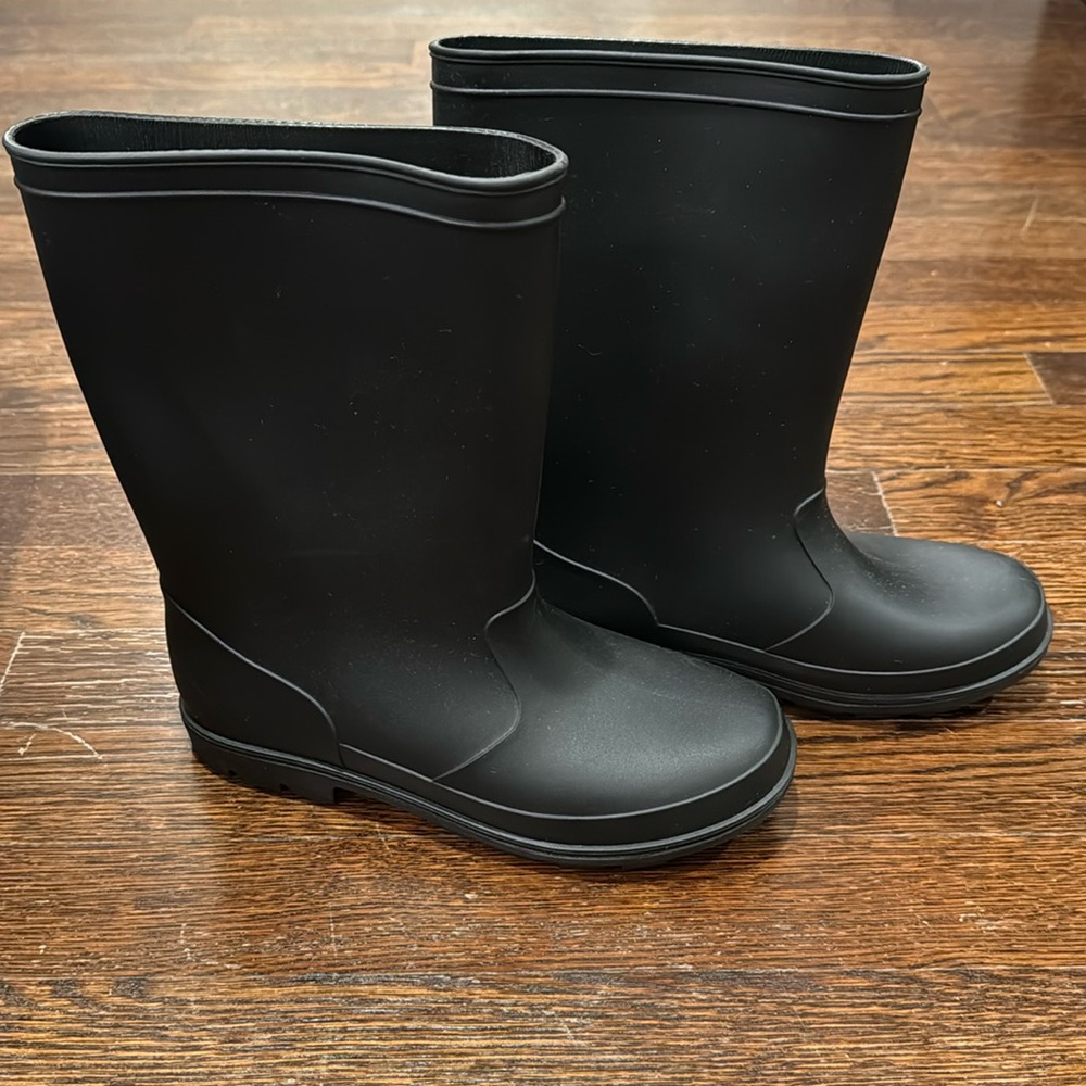 Girls Rubber Black Rain Boots size 4 never worn NWOT